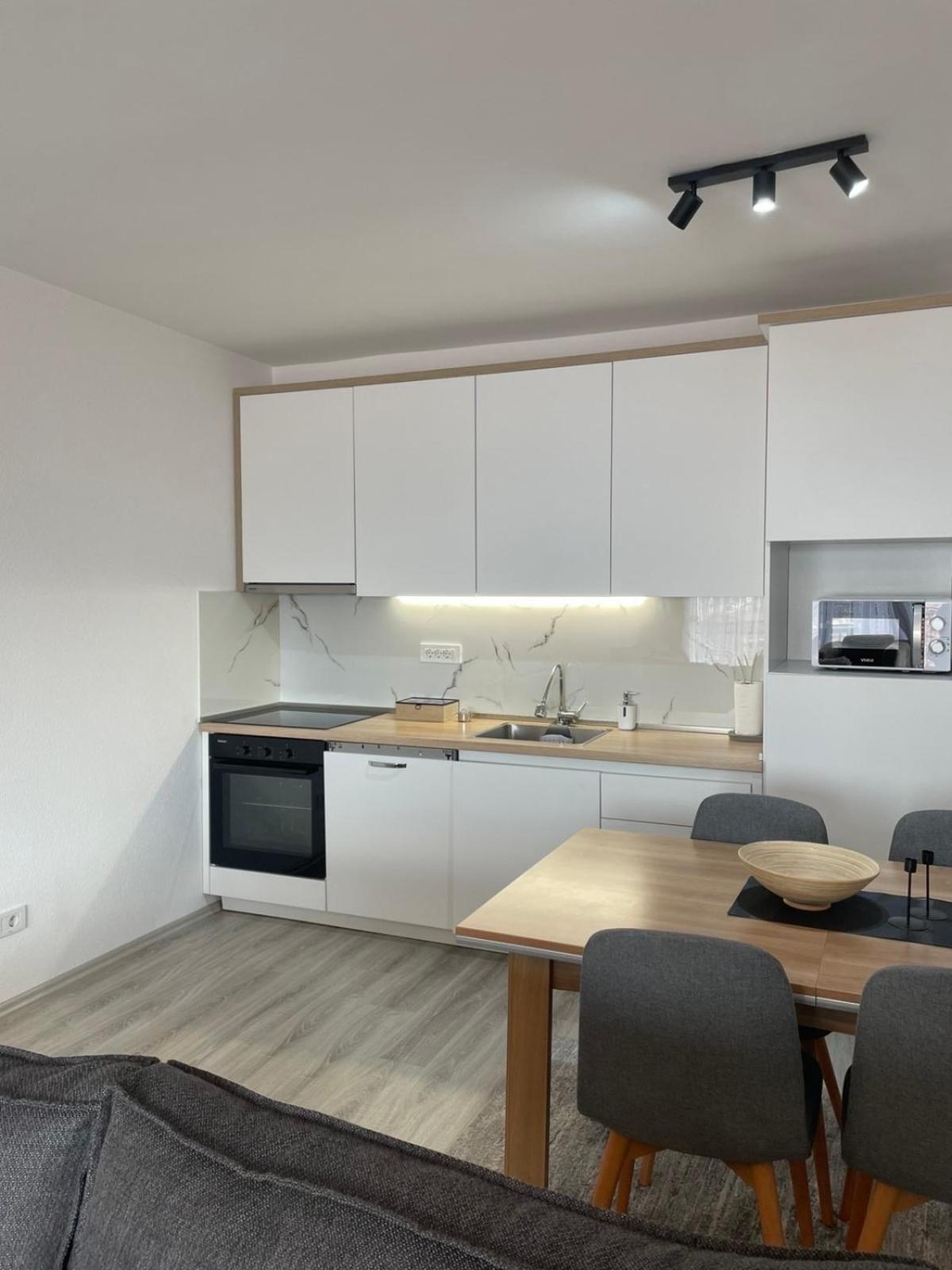 Apartment Prizreni-Free Private Parking Екстериор снимка